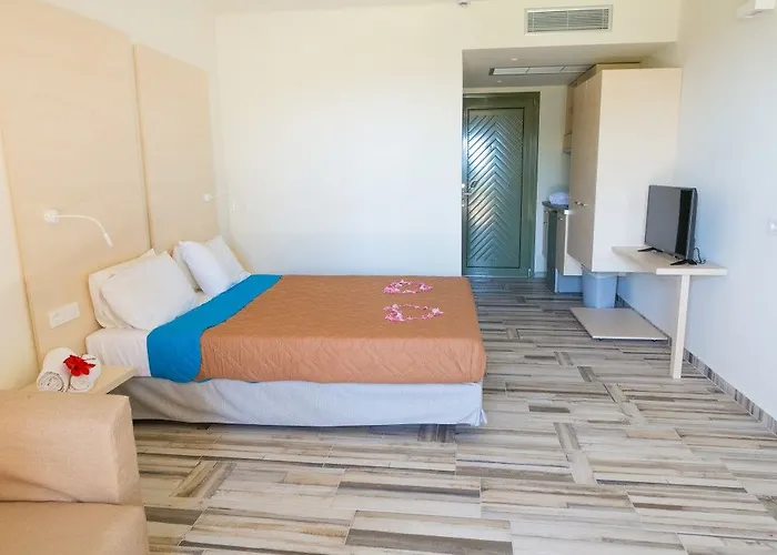 Finas Apart Otel Pefki